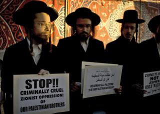 ANTI-ZIONISTER ST�TTER FAMILIEN: Medlemmer av den ultraortodokse gruppa Neturei Karta i teltet til al-Kurd-familien. Foto: AP/Sebastian Scheiner