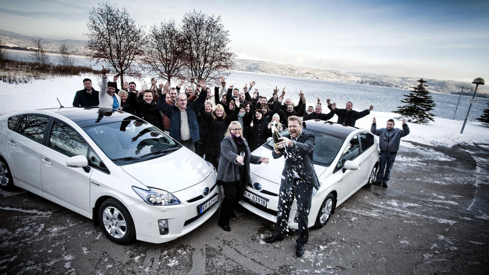 �RETS BIL-JUBEL: Mens klimam�tet p�g�r i K�benhavn kan Toyota juble over at deres milj�bidrag, hybridbilen Toyota Prius, er k�ret til �rets Bil i Norge 2010. Og feiringen tok av da administrerende direkt�r Lars-Erik �r�y sendte champagnekorken til himmels sammen med informasjonsmedarbeider Tove Hjell.

Foto: Thomas Rasmus Skaug