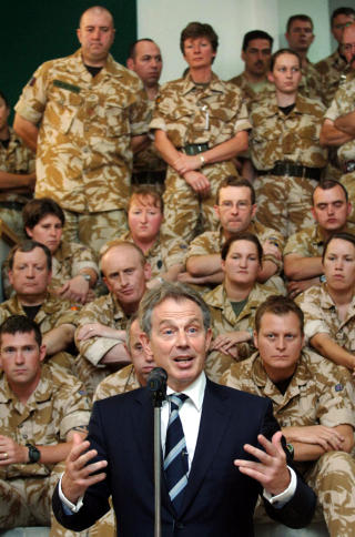 FOR D�RLIG RESEARCH? Tony Blair, her under en tale til britiske soldater i Basra i 2007, f�r kjeft i en ny rapport. Foto: AFP/Scanpix/Stefan Rousseau