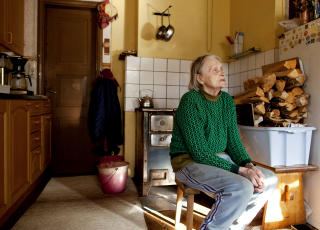 Nabo: &mdash; Det er ikke s� hyggelig � tenke p� at avfallstunnelen kanskje g�r under gulvet
v�rt, sier Toini Lauri (82), som har bodd innenfor den s�kalte atomgrensa i 50 �r.