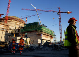 Verdens st�rste: Atomreaktoren som er under bygging i S�r-Finland gir 4300 arbeidere fra 60 land arbeid i flere �r, og gode inntekter til n�rkommunene. Finske Greenpeace
mener innbyggerne b�de utsettes for stor risiko og taper p� prosjektet.
Foto: Espen R�st / Dagbladet