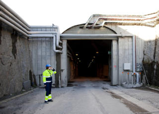 I jordas indre: Utskyting i verdensrommet og dumping i havet har blitt foresl�tt som lagring for h�yradioaktivt avfall. Her er Finlands l�sning: Grav det ned og la det ligge i fjell i 100 000 �r. Finnene begynte � grave p� �ya Olkiluoto i 2004. G�r alt som planlagt starter lagringen av avfallet i 2020, 400 meter ned i bakken.
