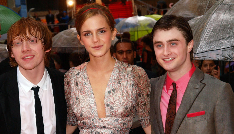KASTER KL�RNE: Emma Watson (i midten) og Daniel Radcliffe (t.h.). Her sammen med skuespillerkollega Rupert Grint (t.v.) p� verdenspremieren til �Harry Potter og halvblodsprinsen� i London 7. juli i �r. Foto: AFP PHOTO/Max Nash