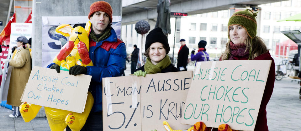 P� PLASS: Det er klimatoppm�tets andre dag og mange demonstranter er p� plass utenfor Bella Center i K�benhavn. Flere av dem stiller med krav til sine egne  regjeringer, som demonstranene med klar beskjed til Australia om � kutte i bruken av kull. F�rst om ti dager f�r verden vite hva Australia og de over 190 andre landene som deltar i forhandlingene greier � bli enige om � gj�re for � b�te p� klimautfordringene. Foto: Hanne Hvattum