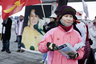 FRI SUU KYI: Demonstranter med krav om endring p� andre omr�der av verden har ogs� funnet fram til K�benhavn. Denne kvinnen vil ikke at verden skal glemme at Aung San Suu Kyi fortsatt ikke er fri. Foto: Hanne Hvattum