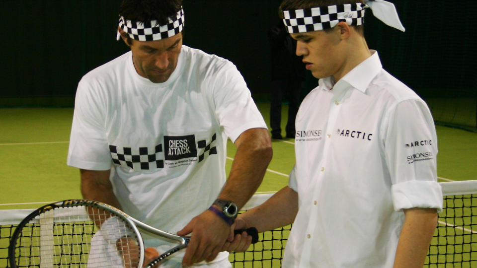 SJAKKHODER: Wimbledon-vinneren fra 1987, australske Pat Cash, var kjent for det sjakkm�nstrede panneb�ndet han alltid spilte med. I g�r m�tte han en som har mer sjakk p� innsiden av hodet. Cash viste Magnus Carlsen rundt p� Wimbledon-anlegget, f�r det ble tid til noen slag tennis og noen tekniske tips.Foto: Werner Kling
