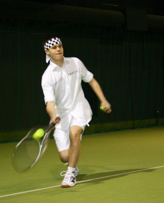 FOREHAND-SKRYT: Magnus fikk ros for sin lave og harde forehand av den gamle tennismesteren. Foto: Werner Kling