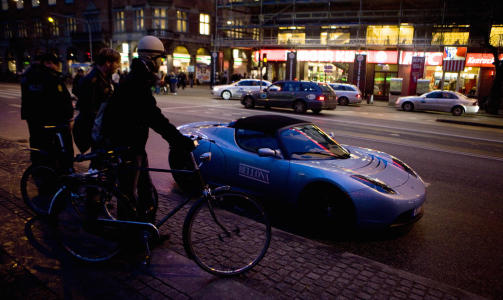 HAUGES BIL: Bellonas stolte glis, slo virkelig an hos det danske g�ende politipatrulje. En av dem tok til og med tak i Bellonas vidunder bak for � kjenne om den var lett nok til � l�ftes. Foto: Hanne Hvattum