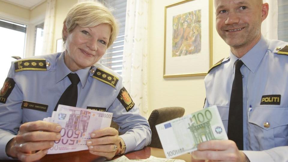 LOVER FINNERL�NN: Stasjonssjef Gro Smedsrud og etterforskningsleder Trond Vennatr� p� Manglerud politistasjon i Oslo er glade for � ha f�tt inn 24 000 euro i sedler. N� har de ogs� funnet kvinnen som leverte inn pengene. FOTO: HANS ARNE VEDLOG