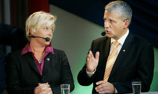 HAR H�P: Fremskrittspartiets leder Siv Jensen og Krfs leder Dagfinn H�ybr�ten h�per Jens Stoltenberg benytter muligheten til � snakke med verdens mektigste mann godt, og tar opp klimatoppm�tet i K�benhavn med Barack Obama p� statsministerens kontor torsdag. FOTO: SCANPIX