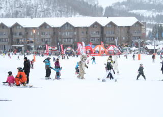 BL�PARKEN: Yrende liv og glade barn i Hemsedal. Foto: Hilde Hagen