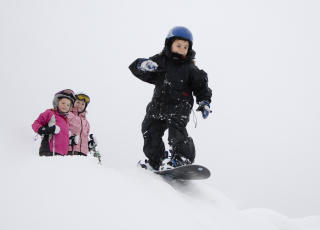 BRETTFLOTT:  William Matsson, Kaja og Hanna Hemstad. koser seg  i Trysil. Foto: Ola Matsson