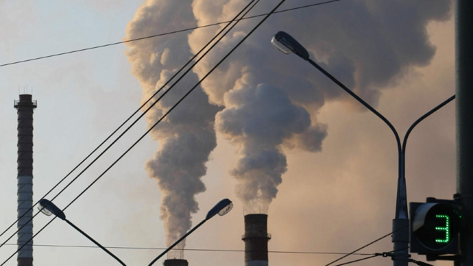 The chimneys of Perm Engine Company are seen in Perm, 1,150 km (720 miles) east of Moscow, December 6, 2009. Delegates from 190 nations are gathering for the start of the December 7-18 Copenhagen climate meeting. The biggest U.N. climate talks in history are aimed at working out a new pact to curb global warming, replacing the 1997 Kyoto Protocol.  REUTERS/Denis Sinyakov (RUSSIA ENVIRONMENT POLITICS BUSINESS)