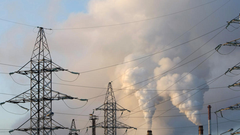 HAR CO2 TIL OVERS: �konomisk nedgang har f�rt til at Russland har sluppet ut mindre enn de kunne. Det kan russerne tjene penger p�. Foto: REUTERS/ SCANPIX.
