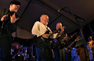 P� SMUGET:  Trond Ytterb� i Notodden Bluesband spiller p� �Fredspriskonserten for grasrota�. Foto: Bj�rn-Owe Holmberg