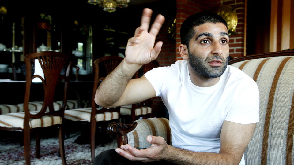 INN OG UT: Arfan Bhatti ble innbrakt til politihuset p� Gr�nland i Oslo tirsdag ettermiddag - n� er han sluppet l�s.  Foto:  Jacques Hvistendahl / Dagbladet
