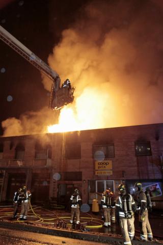 IKKE FARE FOR SRREDNING:  Spredningsfaren skal v�re over, selv om det klokka 20.30 fortsatt brenner kraftig. Foto: Nina Hansen
