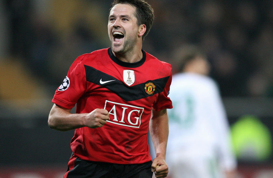 Manchester United's Michael Owen celebrates scoring during the UEFA Champions League group B football match Wolfsburg vs Manchester United in the northern German city of Wolfsburg on December 8, 2009.    AFP PHOTO DDP / RONNY HARTMANN