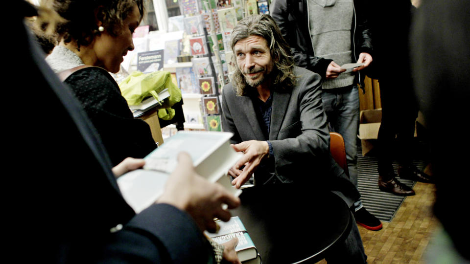 NYE B�KER: Karl Ove Knausg�rd signerte i g�r b�ker for flere hundre framm�tte fans p� Litteraturhuset i Oslo. 5000 nye eksemplarer av f�rste bind av �Min kamp� er n� p� vei ut til butikkene. 
Foto: Krister S�rb�