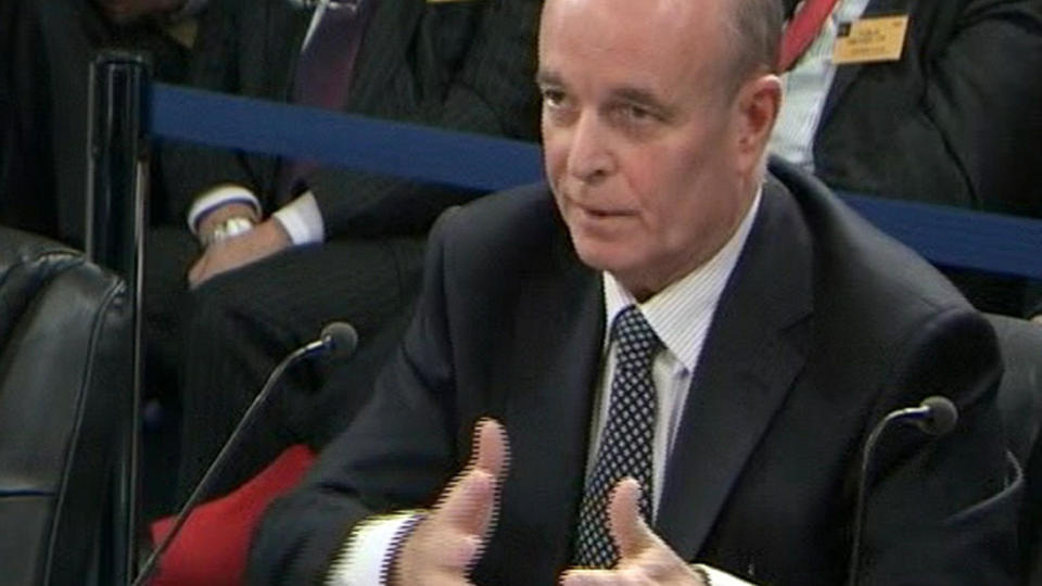 FORKLARTE SEG: Sir John Scarlett fortalte sin versjon av forberedelsene til Irak-invasjonen i g�r. Han styrket ikke Tony Blairs sak. Blair selv skal vitne etter nytt�r. Foto: REUTERS/UKBP/Scanpix