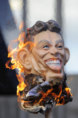 KRIGSMOTSTAND: Tony Blair, her i dokkeform under en demonstrasjon utenfor lokalene hvor Chilcot-h�ringen finner sted, hadde god kjennskap til at Saddam ikke hadde kjemiske v�pen, sa Sir John Scarlett i g�r. Foto: TOPSHOTS/AFP PHOTO/ Frantzesco Kangaris/Scanpix