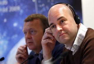 F�R KJEFT: Lars L�kke Rasmussen, her sammen med sin svenske kollega Fredrik Reinfeldt, forskjellsbehandler fattig og rik, mener G77. Foto: AP/Scanpix