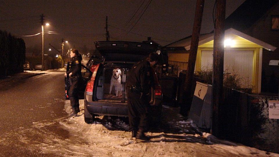 RANSAKET BHATTIS HJEM: Politiet holdt seint i g�r kveld fremdeles p� med ransaking av Bhattis hjem i Oslo. Her p� vei inn med narkohunder. Foto: Truls Grande/FirstFoto