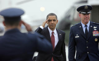 HEDRES: President Barack Obama bestemte seg nylig for � sende 30 000 nye amerikanske soldater til Afghanistan. I morgen f�r han Nobels fredspris i Oslo. Statsminister Jens Stoltenberg mener Obama gjorde rett i � �ke antall soldater. FOTO: AP/SCANPIX