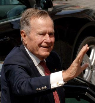 LIKHETER: If�lge USA-ekspert Svein Melby har Barack Obama klare likhetstrekk med tidligere president George Bush, faren til George W. Bush. Foto: EPA