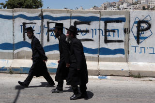BRUKER MOSEB�KENS LOVER POLITISK: Ultraortodokse j�der i bosetterbevegelsen i Israel legger Moseb�kene til grunn for at de skal bosette palestinske landomr�der. De ser p� dette som en religi�s plikt. Deler av denne bosetterbevegelsen er forbudt i Israel. De er godt synlige, men utgj�r bare noen titusen medlemmer. Foto: AFP/MENAHEM KAHANA