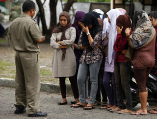 F�R R�D: Disse jentene i Banda Aceh m�tte gjennom inspeksjon 1. desember i �r. Foto: REUTERS/Beawiharta