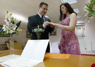 BORGERLIG BRYLLUP IKKE TILLATT I ISRAEL: Dette er Sergej og Raya Asjejev fra Tel Aviv som giftet seg p� Kypros. Foto: AP