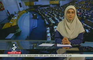 SMINKEFORBUD: P� iransk TV vil det ikke lenger v�re tillatt � bruke sminke for kvinner, ble det offentliggjort i forrige uke.  Denne kvinnen  leder et program p� Iran News Network (IRINN). bildet er tatt i forrige uke. Sminke hevder myndighetene strider med sharia. Foto: AFP