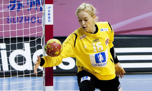STENGTE BURET: Katrine Lunde Haraldsen tok halvparten av de ungarske skuddene. Foto: Gorm Kallestad/SCANPIX