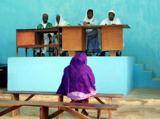 BLE STILT FOR SHARIADOMSSTOLEN: Amina Lawal for retten i Nigeria i 2002. Amina ble d�mt til steining for � ha brutt med sharialovene. Hun fikk et barn utenfor ekteskap. Etter internasjonalt press ble dommen opphevet. Foto: EPA