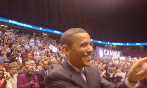 P� N�RT HOLD: F�r du et glimt eller n�rkontakt med Obama, slik v�r reporter gjorde under valgkampen i fjor, ikke n�l med � dele det med v�re lesere! MMS-foto: Sun Heidi S�b�