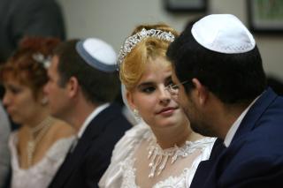 RELIGI�ST BRYLLUP: Tillates bare mellom j�der i Israel. Kristne kan gifte seg i kirken og muslimer i moskeen. Foto: REUTERS/Claudia Daut