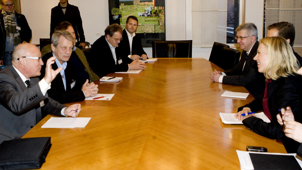 NEI TIL EM: President i det svenske fotballforbundet Lars �ke Lagrell og den norske fotballpresidenten Sondre K�fjord p� m�te hos kulturminister Anniken Huitfeldt i kulturdepartementet i dag. Utfallet av m�te ble en skuffelse for fotballsjefene: Verken den svenske eller norske regjeringen vil stille kontantst�tte.
Foto: Morten Holm, Scanpix