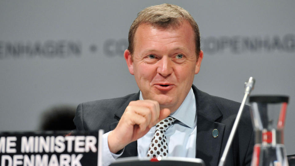 TR�BBEL: Danmarks statsminister Lars L�kke Rasmussen  er i hardt v�r etter lekkasjene. Foto: AFP PHOTO/ ATTILA KISBENEDEK