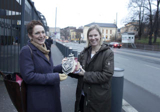M�TTE LEVERE VOTTENE FRA SEG: Mary ville helst levert selbuvottene personlig til Barack Obama, men i g�r m�tte hun levere dem fra seg til den amerikanske ambassaden. Foto: Hans Arne Vedlog