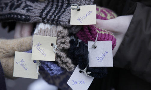 TIL HELE FAMILIEN: Mary har sirlig skrevet navnet p� vottene til medlemmene av Obama-familien. - Barack f�r svarte og hvite votter, for det er jo det han er, sier Mary. Foto: Hans Arne Vedlog