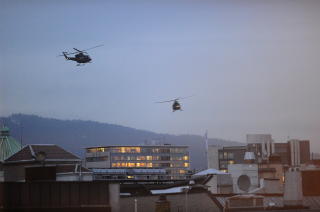 OVER OSLO: Mange skyelystne har meldt om den store helikopteraktiviteten over Oslo sentrum i kveld. Her to Bell-helikoptre. Foto: H�kon Eikesdal