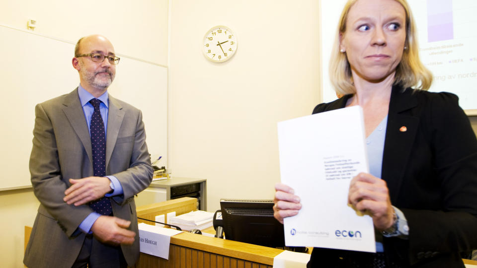 KNUSENDE RAPPORT: Seniorkonsulent Jan H�egh i Econ P�yry overleverte kvalitetssikringsrapporten om EURO 2016  (s�knad om EM i fotball 2016) til kulturminister Anniken Huitfeldt. Foto: H�kon Mosvold Larsen / Scanpix