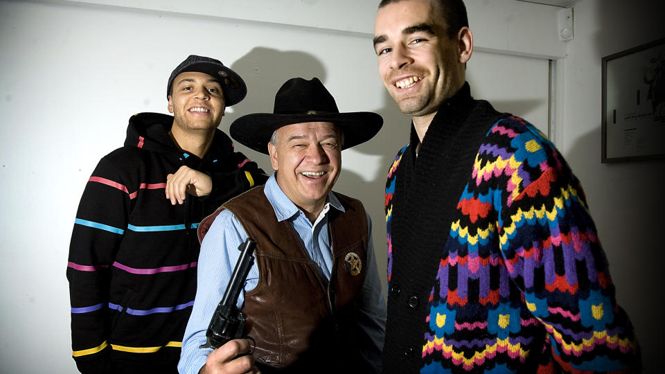 TO ARBEIDSUKER: Erik og Kriss (Erik Mortvedt og Kristoffer T�mmerbakke) - sammen med countryartisten Finn Wang. Foto: Anders Gr�nneberg