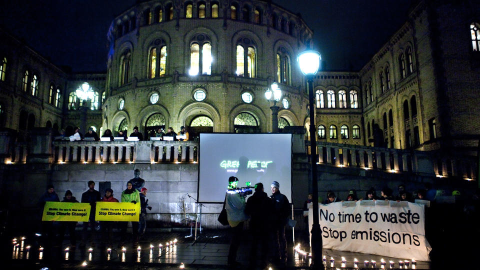 DEMONSTRERTE: Greenpeace demonstrerte foran Stortinget i kveld. De krever at Barack Obama l�ser klimakrisen n�r han reiser til K�benhavn p� fredag. Foto: Nina Hansen / Dagbladet