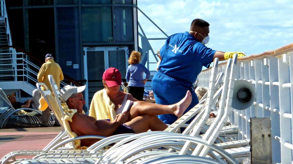 FULL KRIG: Utstyrt med ansiktsmaske, hansker og kraftig desinfeksjonsmiddel har mannskapet p� Celebrity Summit g�tt til angrep mot det smittefarlige noroviruset som har sl�tt ut flere titallspassasjerer - midt i Atlanterhavet. Ikke akkurat noe vanlig syn � se, midt blant solbadende cruisepassasjerer p� �verste dekk. Alle foto: Eivind Pedersen