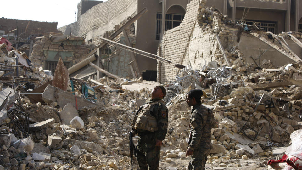 127 DREPT: En irakisk soldat vokter �stedet der en av tirsdagens bomber i Bagdad gikk av. Onsdag fikk sjefen for byens sikkerhetsstyrker sparken. Minst 127 mennesker ble drept i angrepene. Foto: REUTERS/SCANPIX