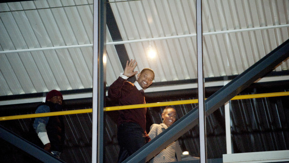 MEKTIG PAR: Omgitt av sikkerhetsvakter forlot Will Smith og kona Jada Pinkett Smith seint g�r kveld Oslo Spektrum etter pr�ver p� Nobelkonserten. Foto: John Terje Pedersen