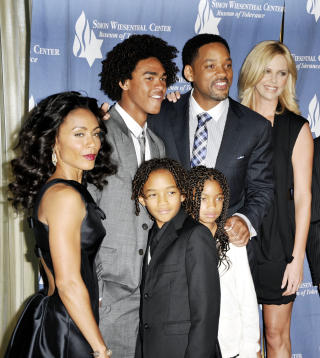 I OSLO: Skuespillerparet Will Smith og Jada Pinkett Smith inntok hovedstaden i g�r kveld sammen med dattera Willow Smith (9) og s�nnen Jaden Smith (11). Foto: AP Photo/Dan Steinberg