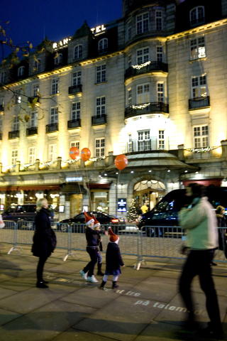 SPERRINGER: Gjerder, vaktmannskaper og politifolk var p� plass utenfor Grand Hotel, hvor Obama skal bo, i g�r kveld. Foto: Bj�rn Sigurds�n / SCANPIX
